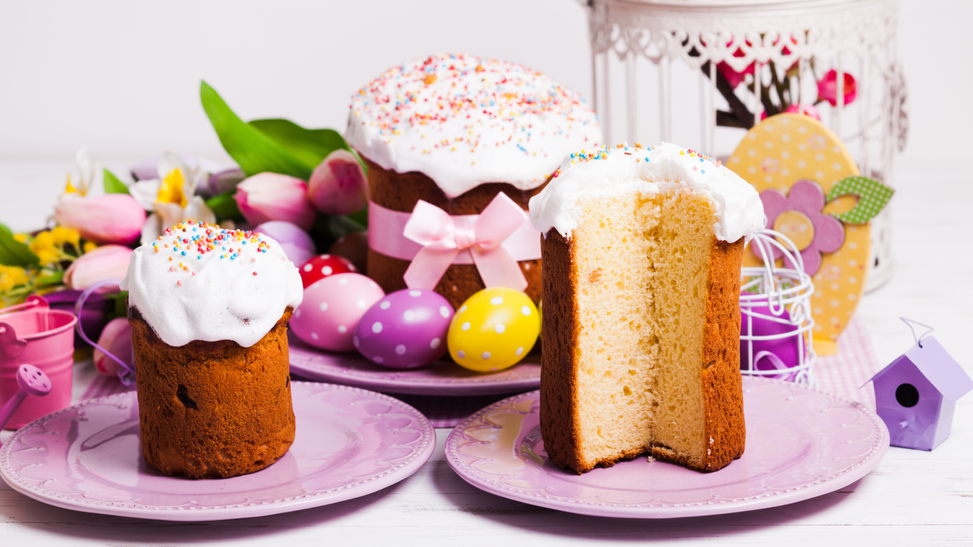 Вкусный ароматный кулич на столе с цветами на праздник Пасха 