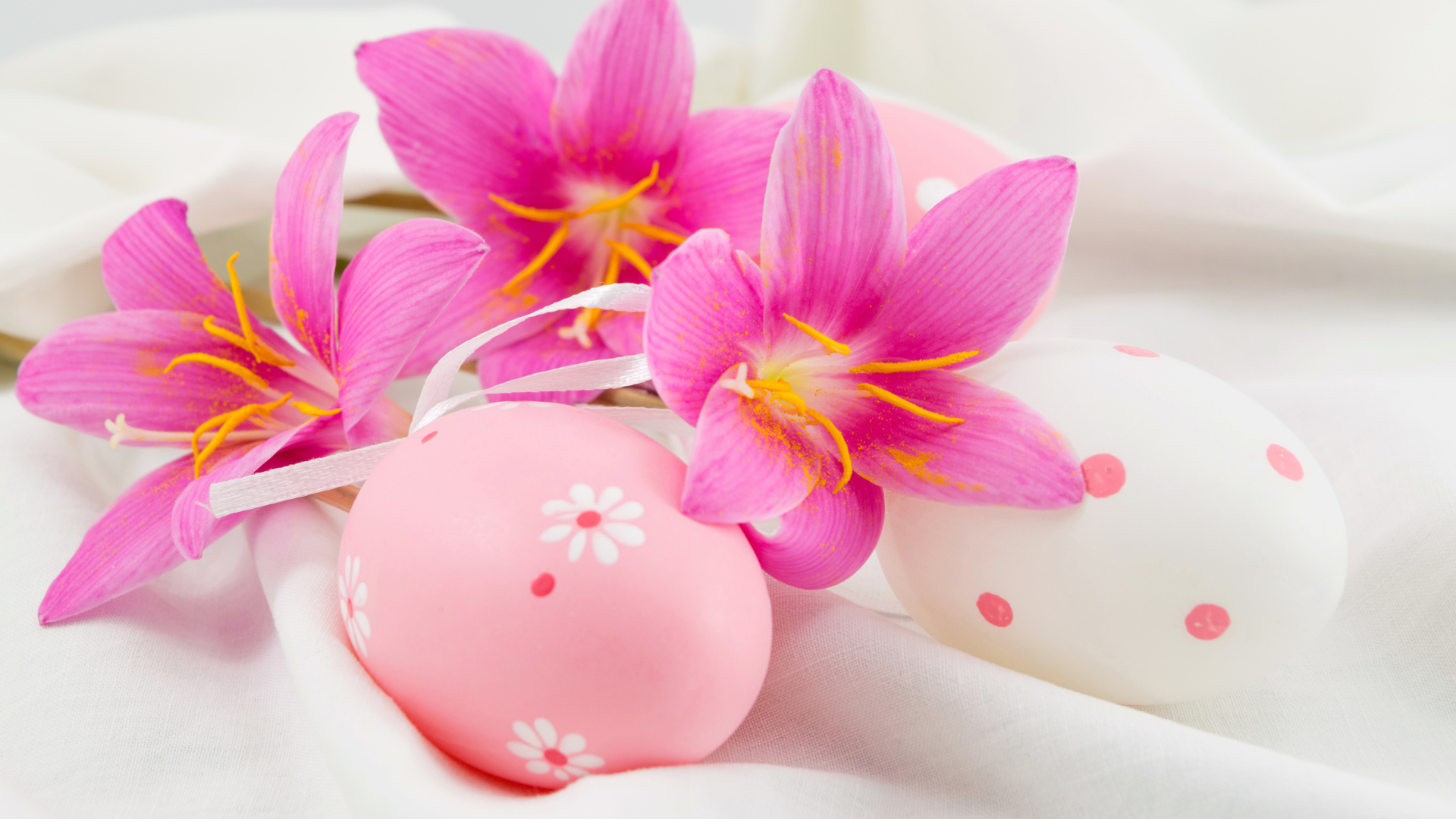 Розовые яйца с цветами на белой ткани на Пасху