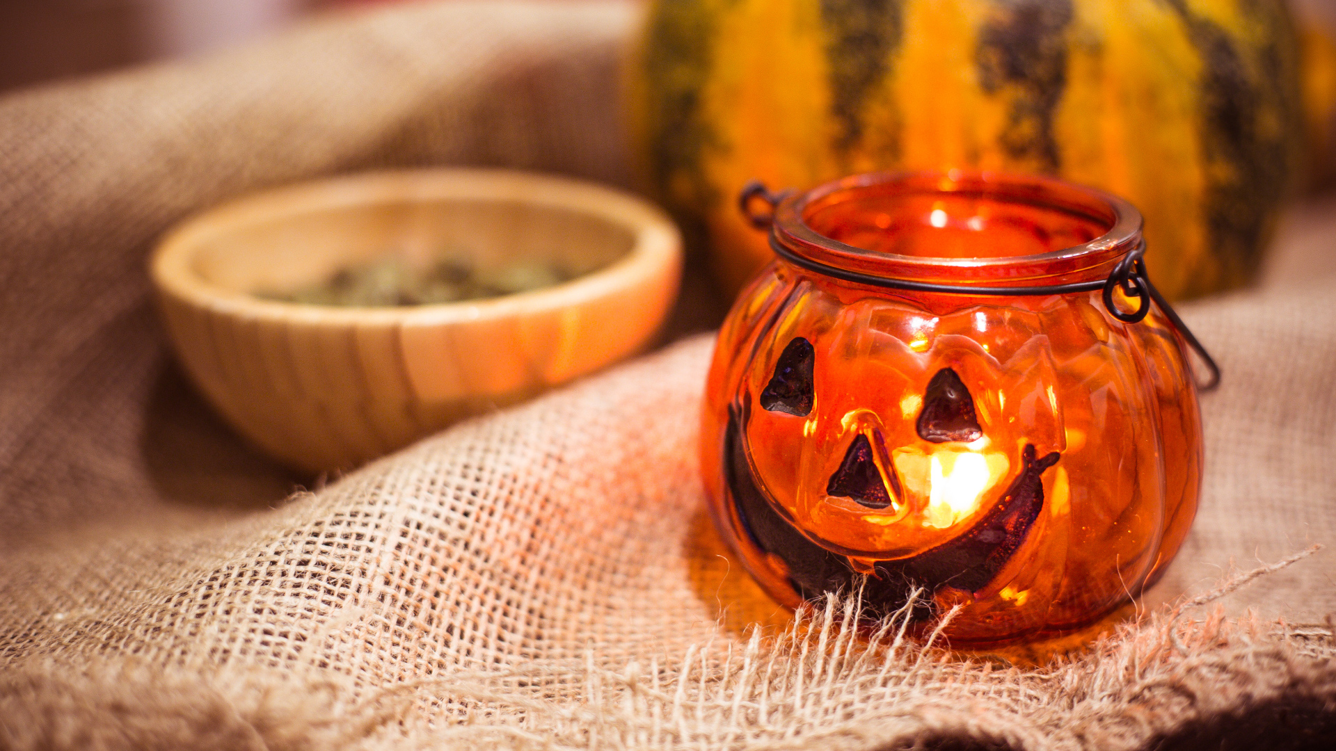 Светильник тыква на столе на праздник Хэллоуин