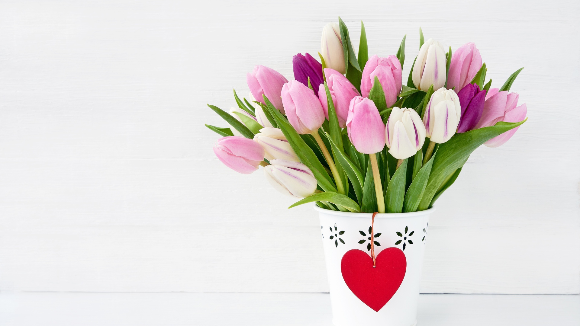 Букет тюльпанов в вазе и сердечко для любимой