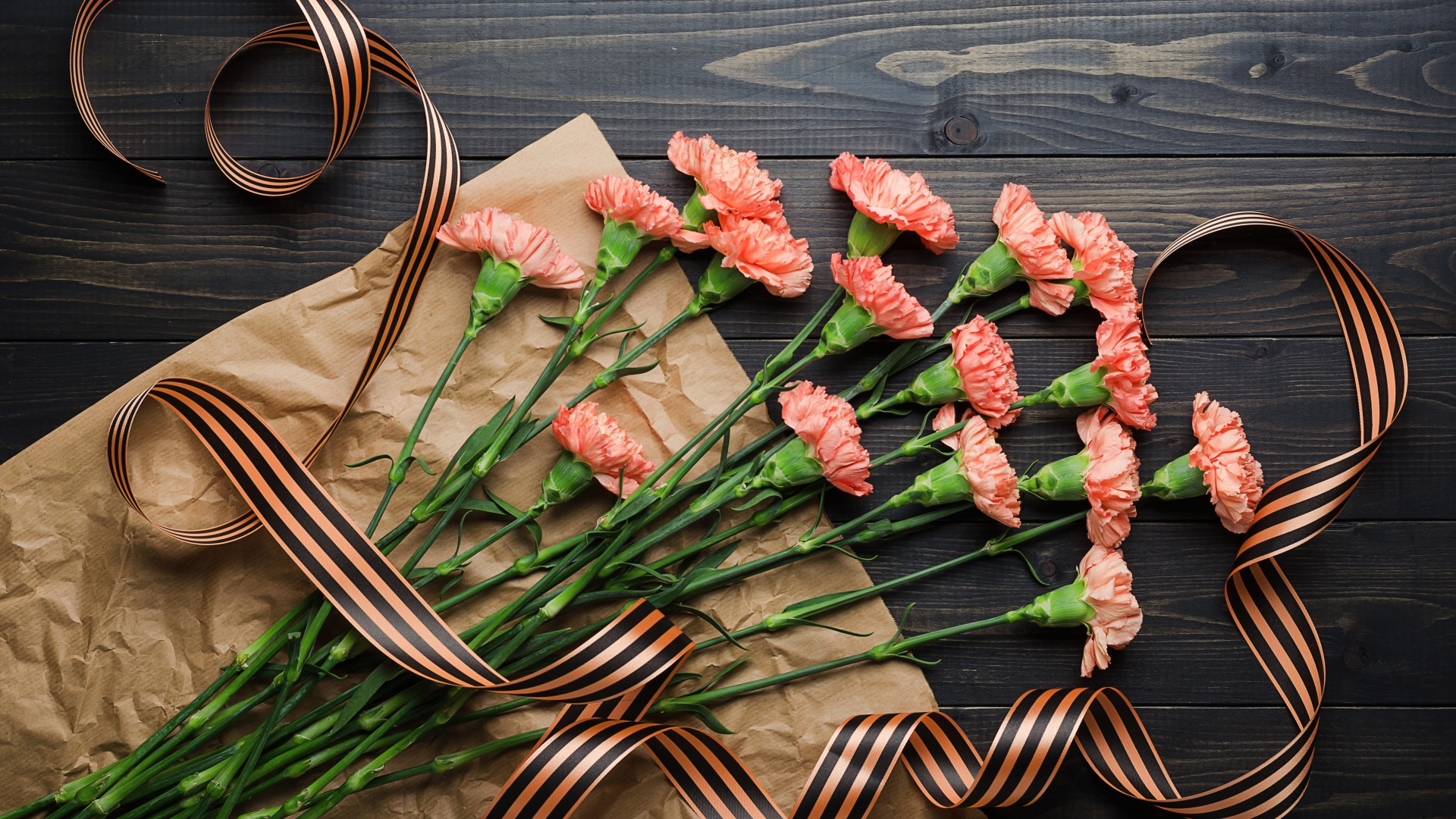 Букет розовых гвоздик с георгиевской лентой на День победы 9 мая 