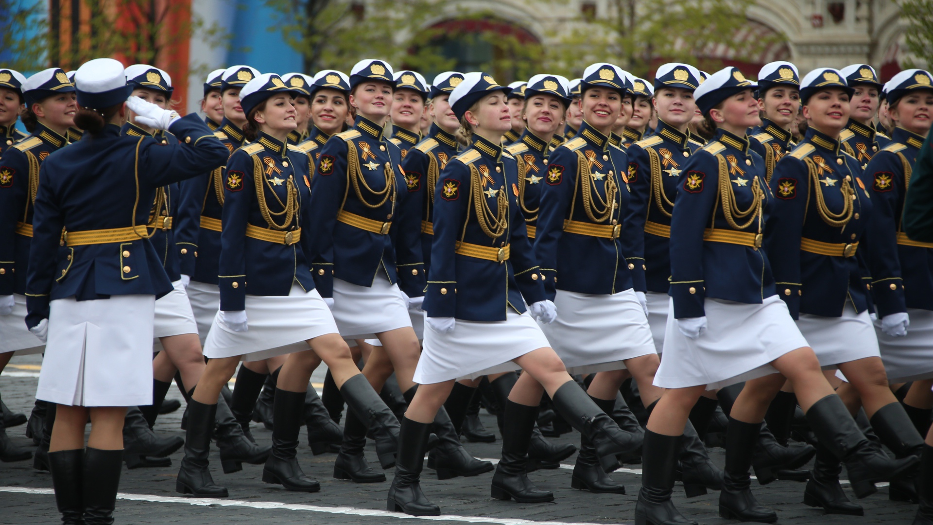 Девушки в форме на параде ко дню Победы 9 мая