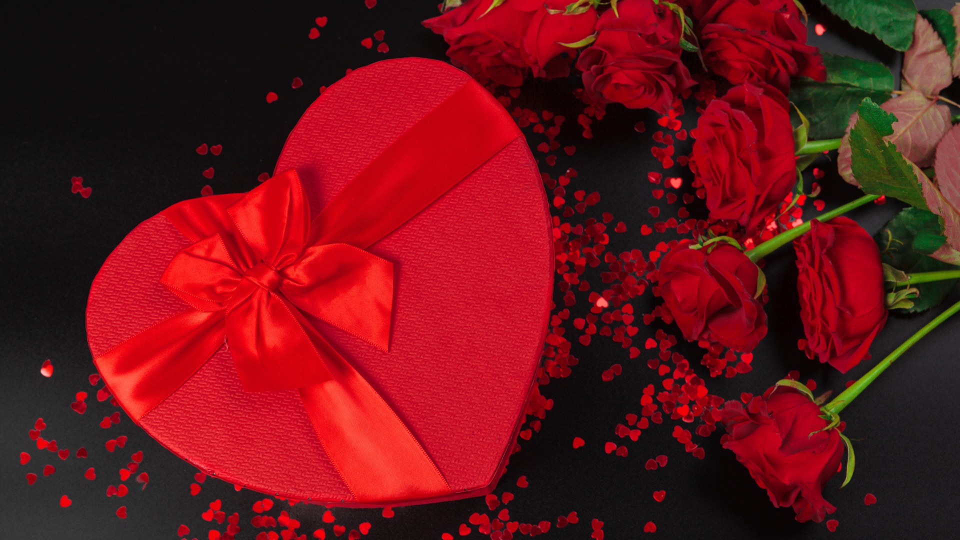 Большой подарок в форме сердца с букетом роз для любимой 