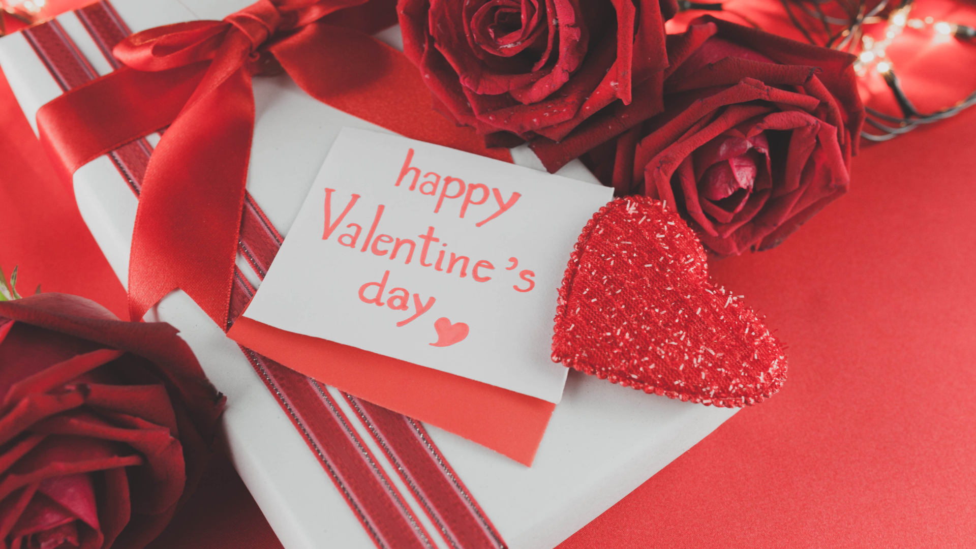 Подарок и открытка с цветами на День Влюбленных 14 февраля