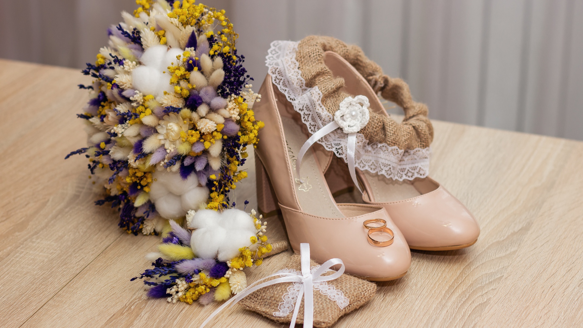 Букет цветов, туфли и обручальные кольца 