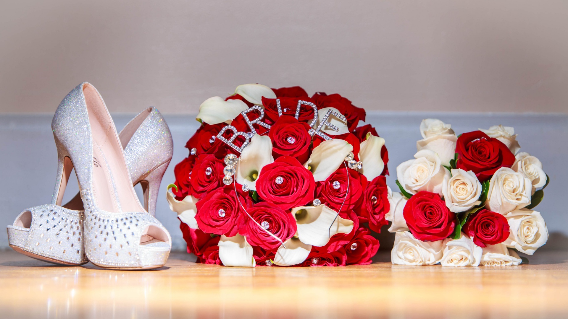 Два свадебных букета с белыми туфлями невесты 