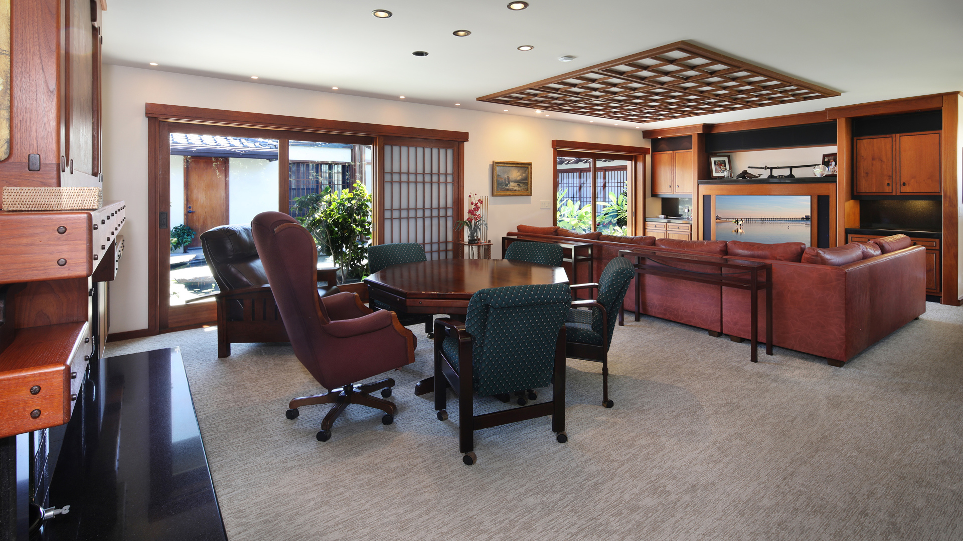 Большой просторный кабинет с дорогой кожаной мебелью