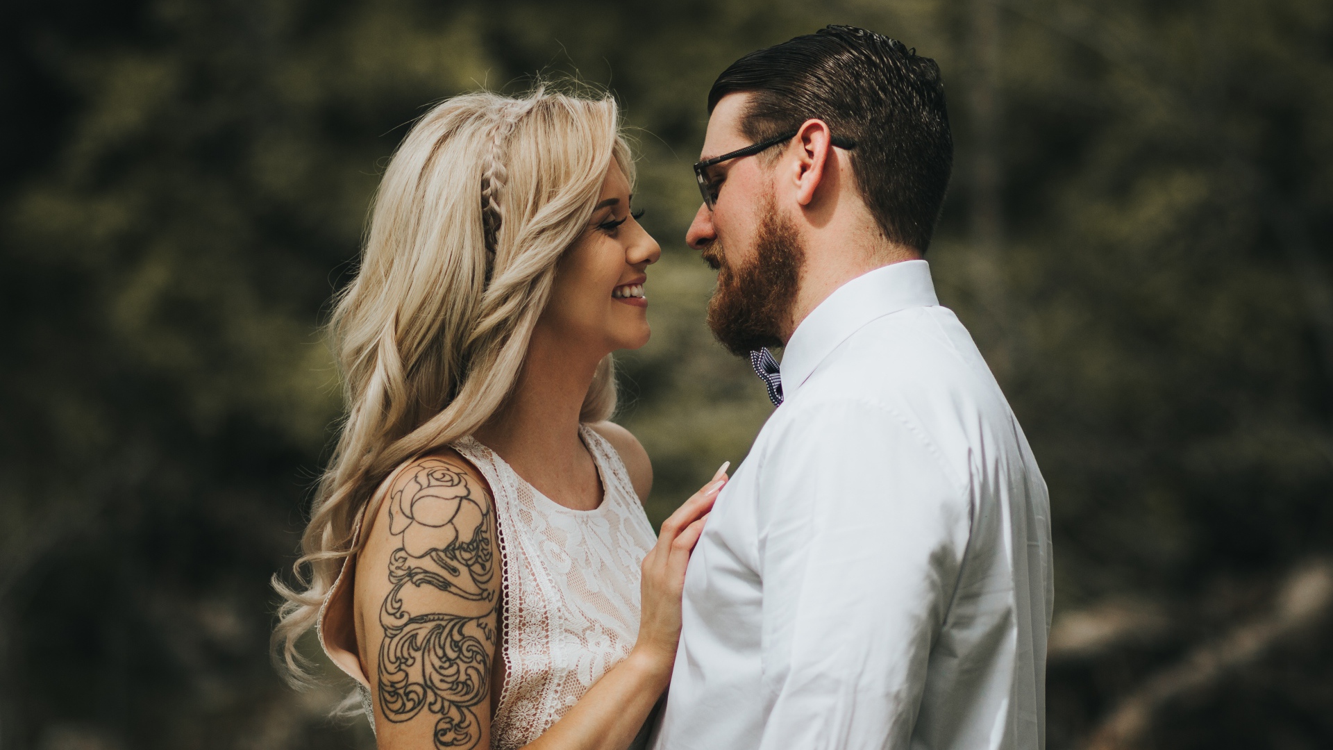 Влюбленная пара в белых нарядах 