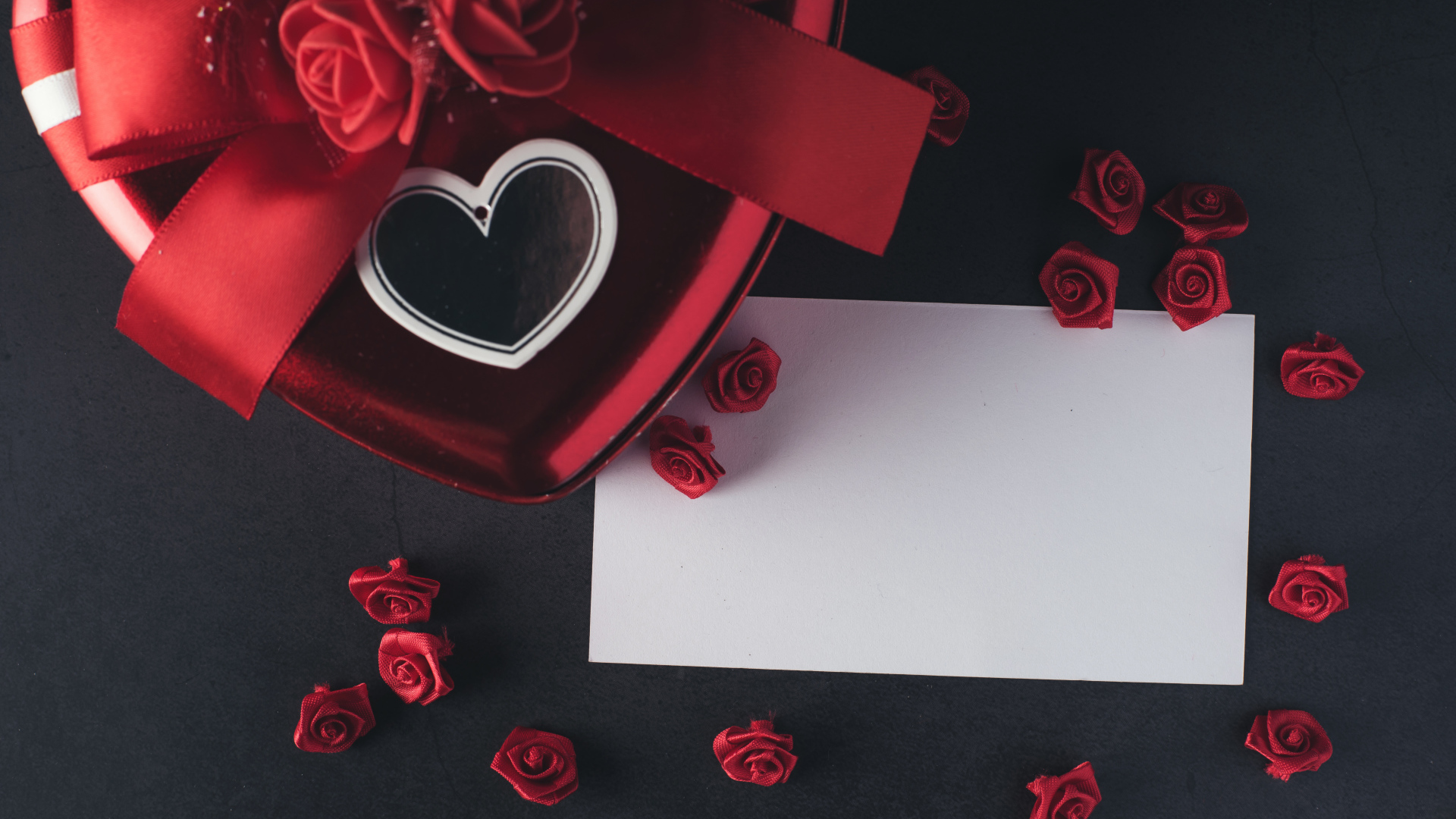 Подарочная коробка с листом бумаги и розами из ленты