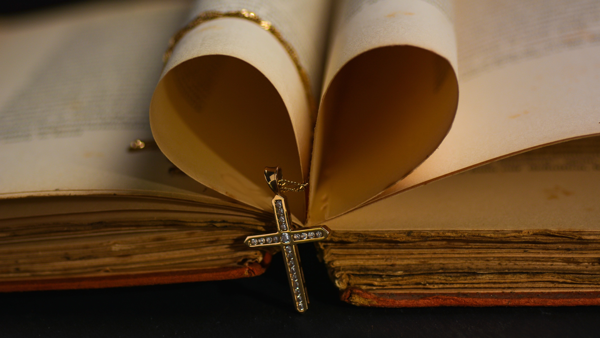 Сердце из страниц книги в золотым крестом на цепочке 