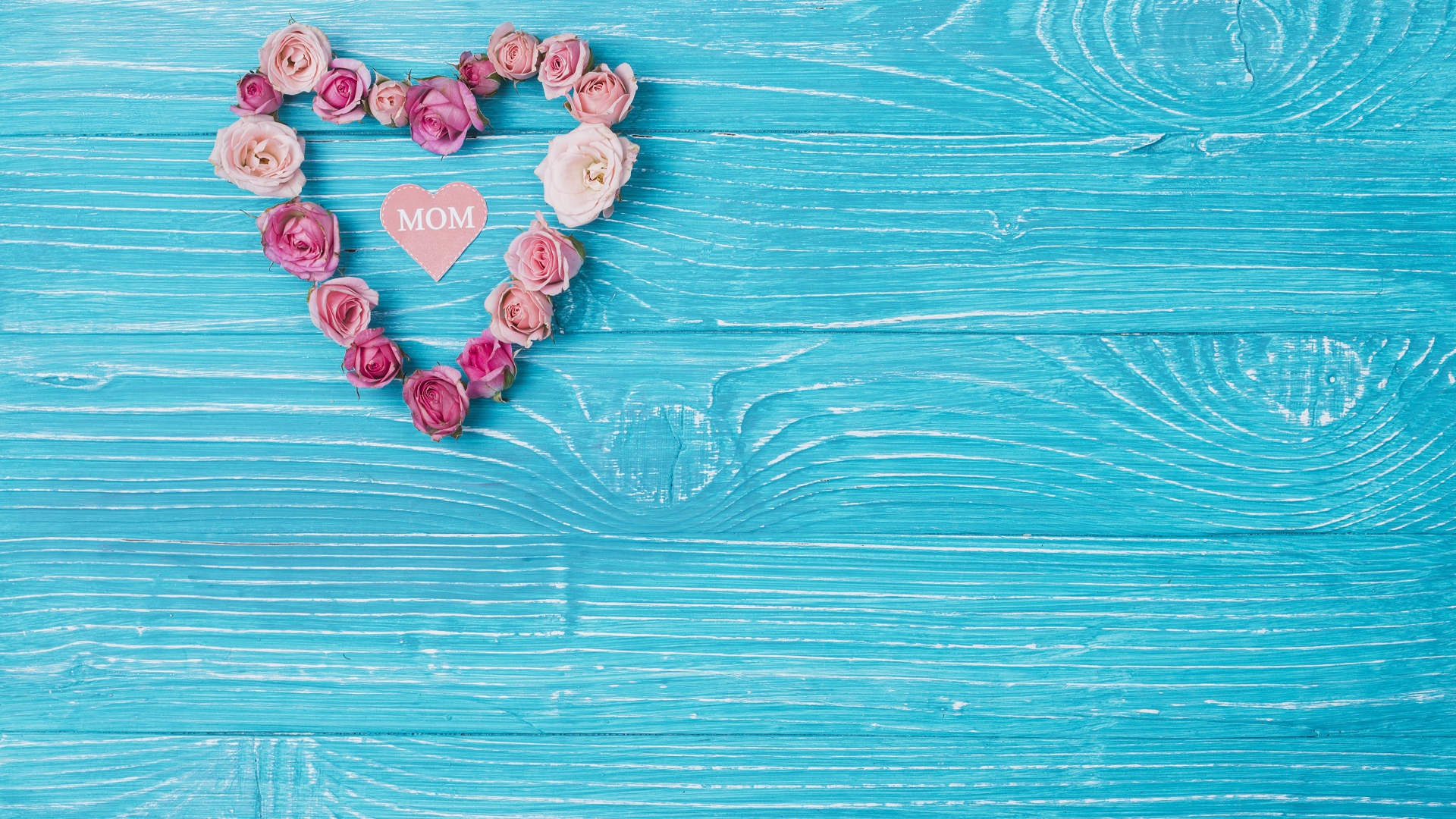 Сердце из цветом на голубом фоне для мамы