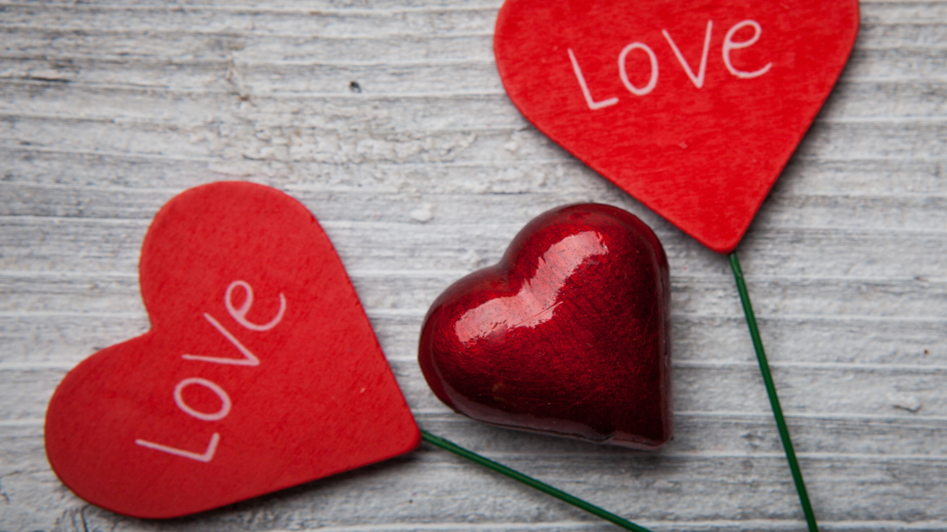 Красные сердечки на сером столе 