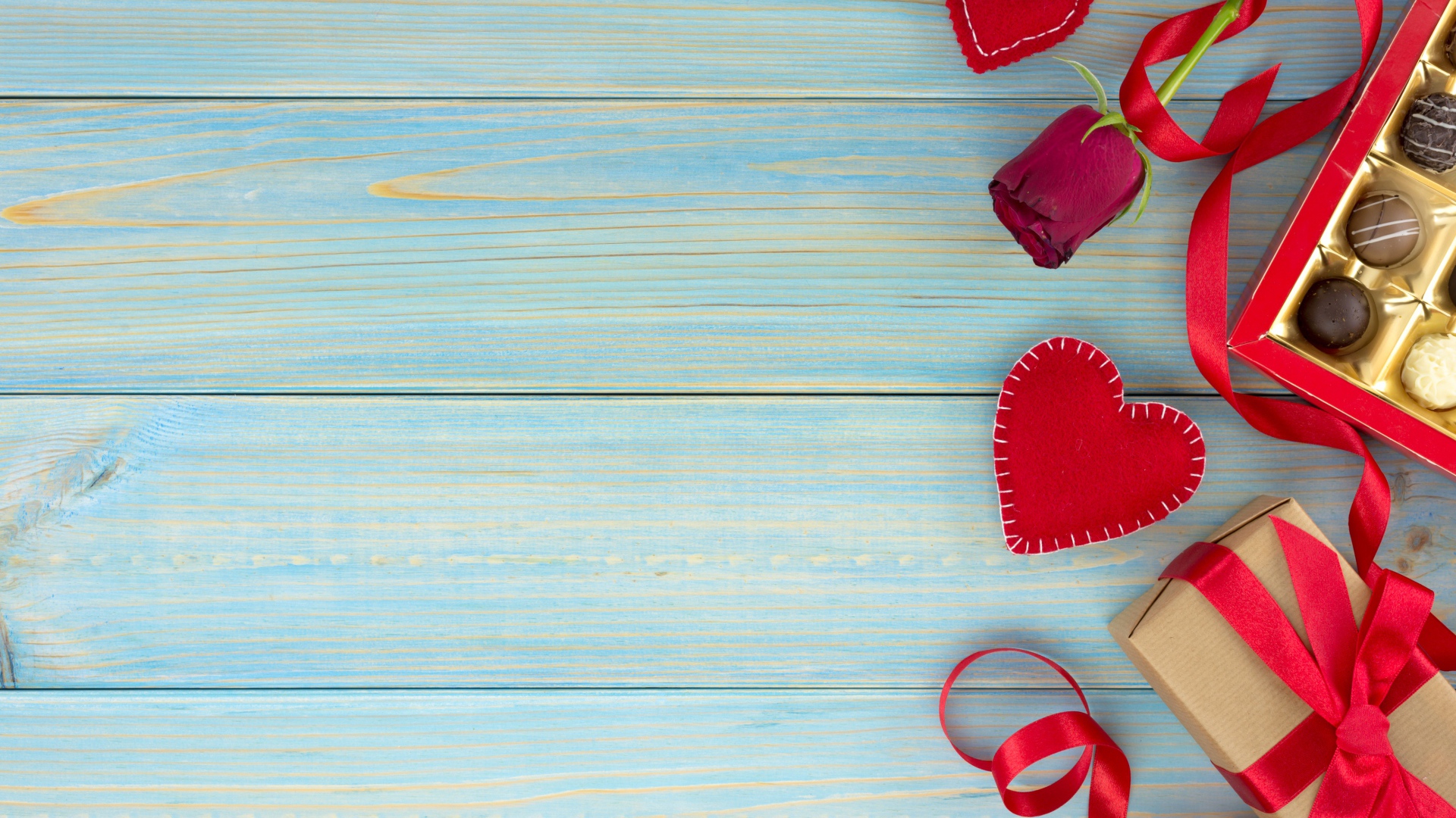 Роза, подарок, сердечки и конфеты для любимой на голубом фоне