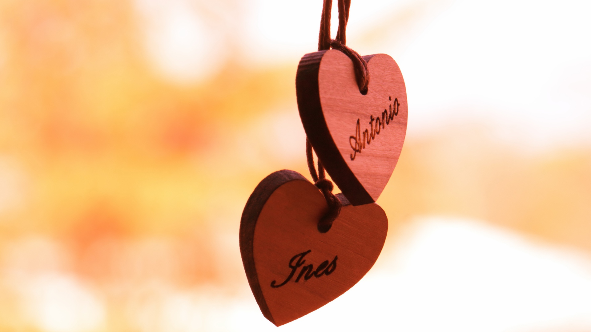 Два деревянных сердца на веревке  