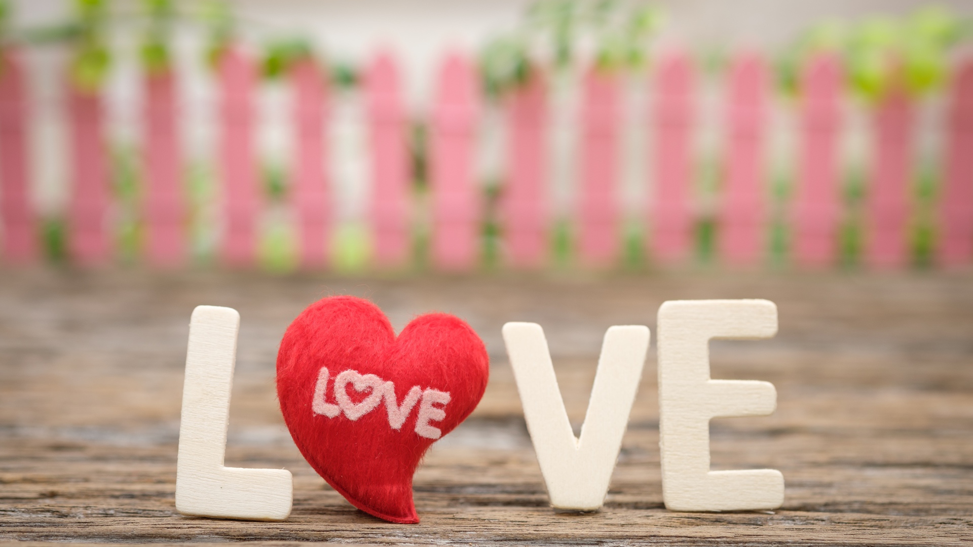 Белые буквы LOVE с красным сердечком