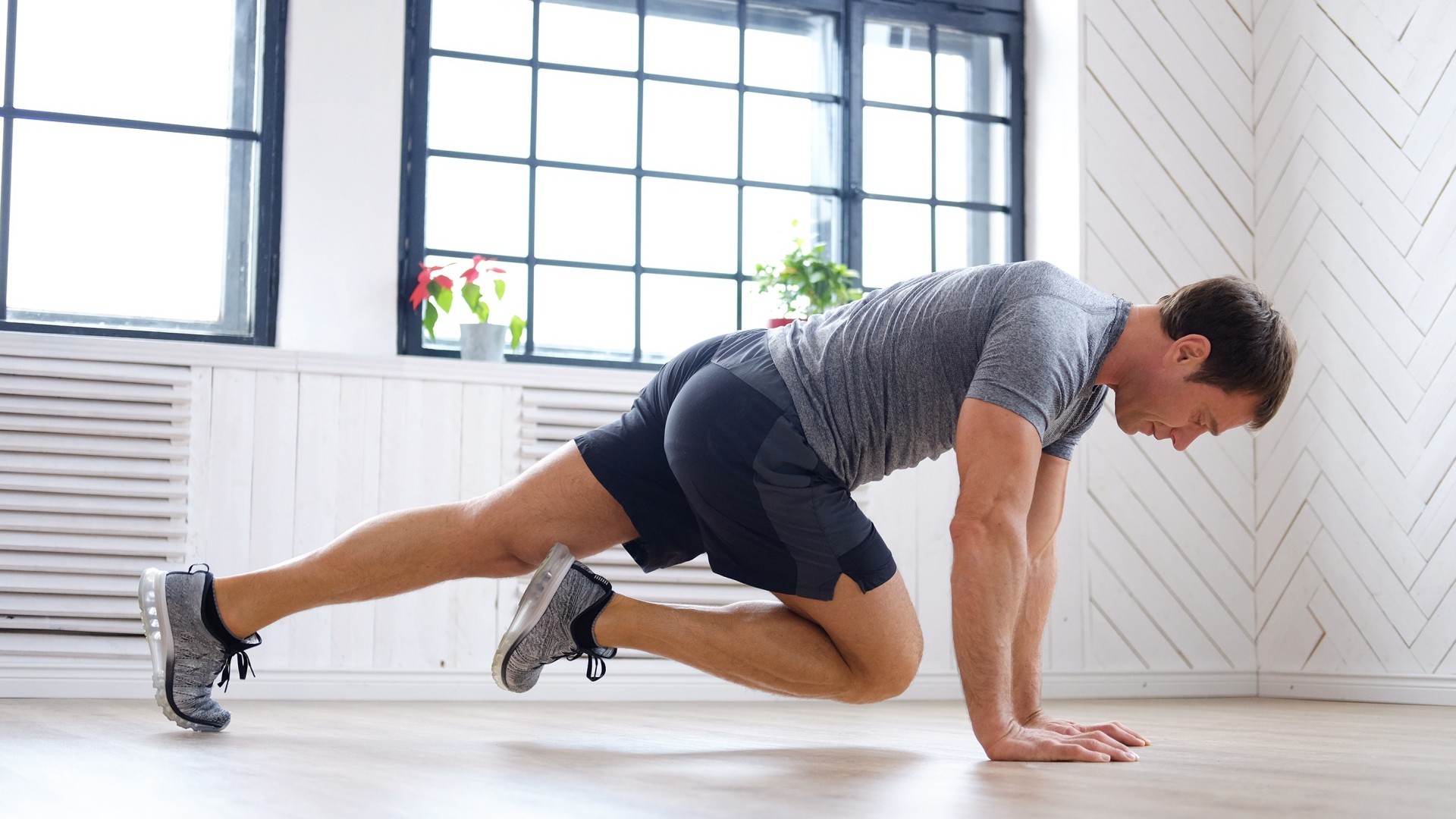 Спортивный мужчина делает упражнения в спортзале 