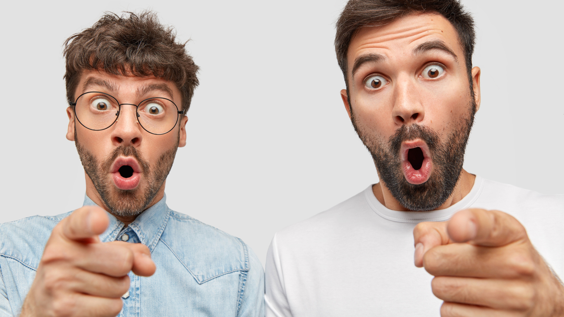 Два удивленных мужчины на сером фоне