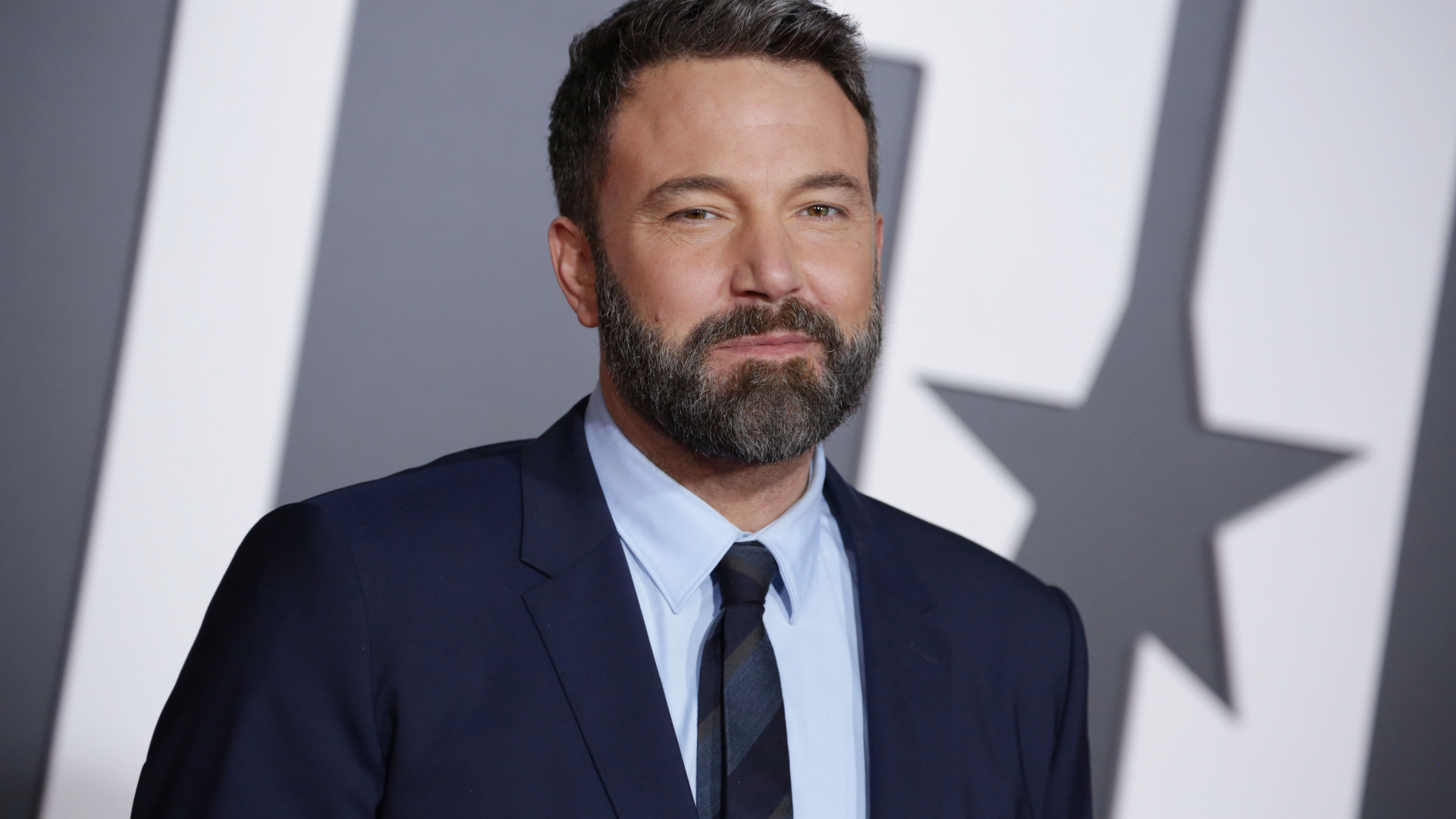 Актер Бен Аффлек с бородой в костюме