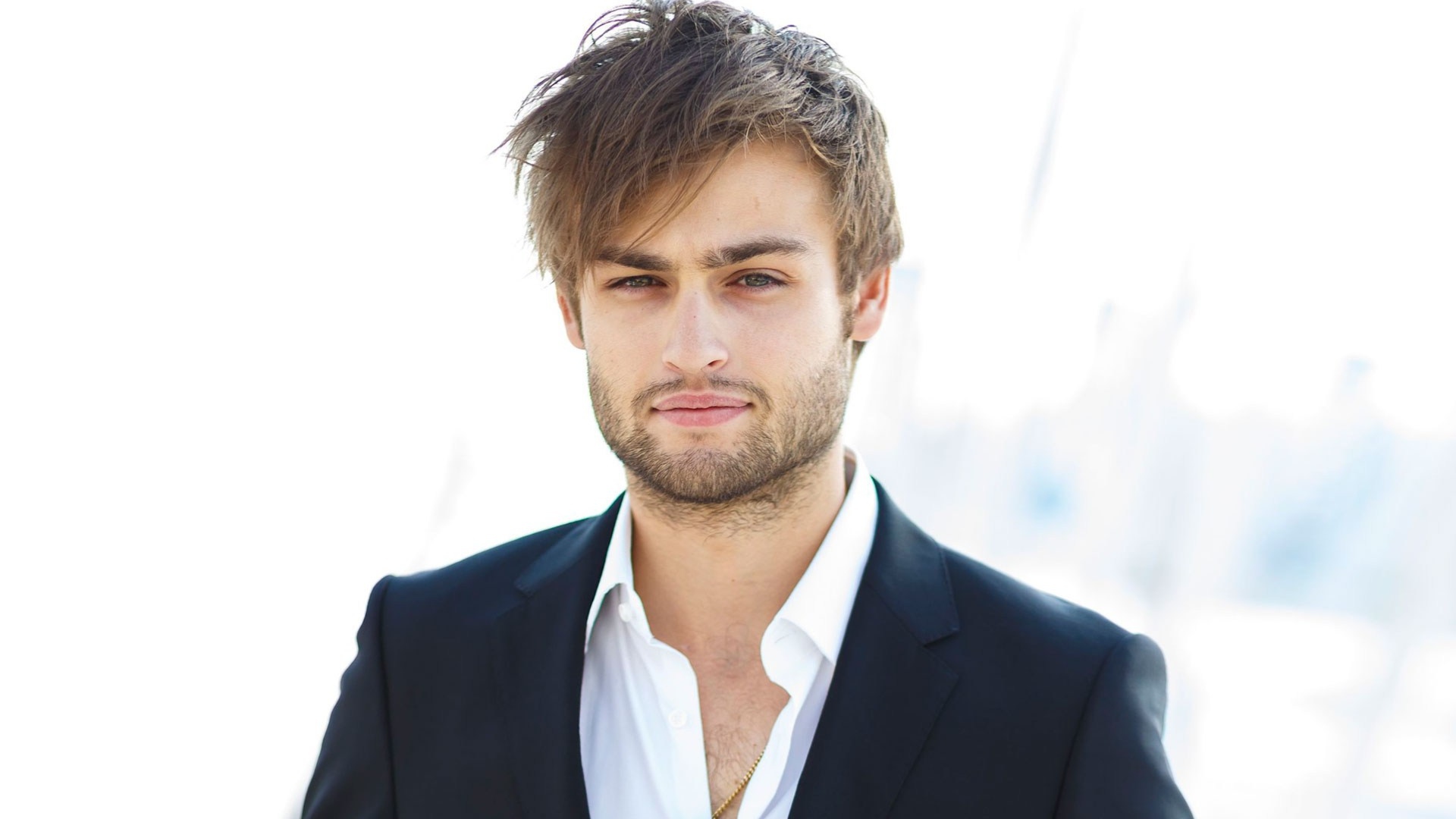 Актер Дуглас Бут в костюме на белом фоне