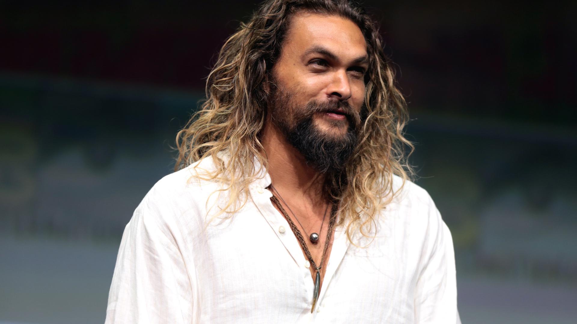 Актер Джейсон Момоа в белой рубашке