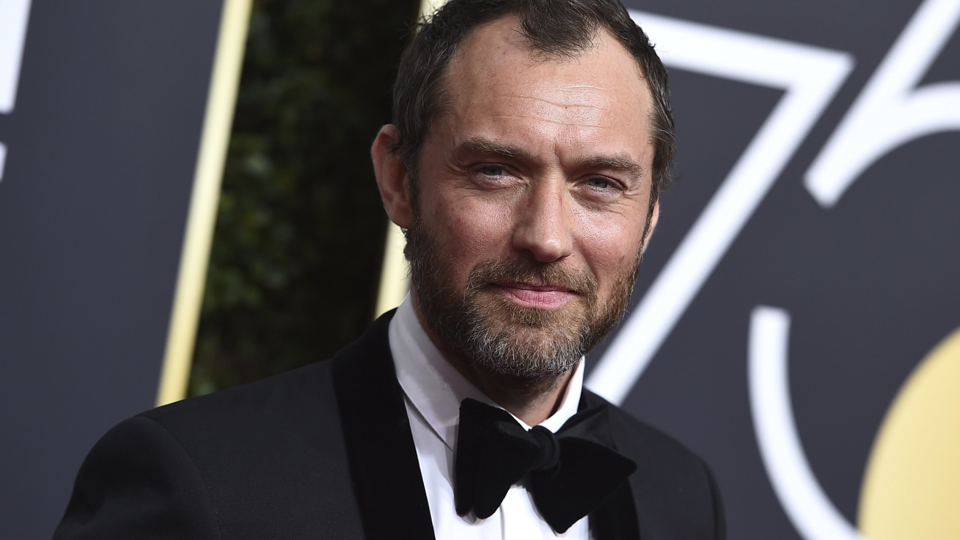 Актер Джуд Лоу в костюме с бабочкой