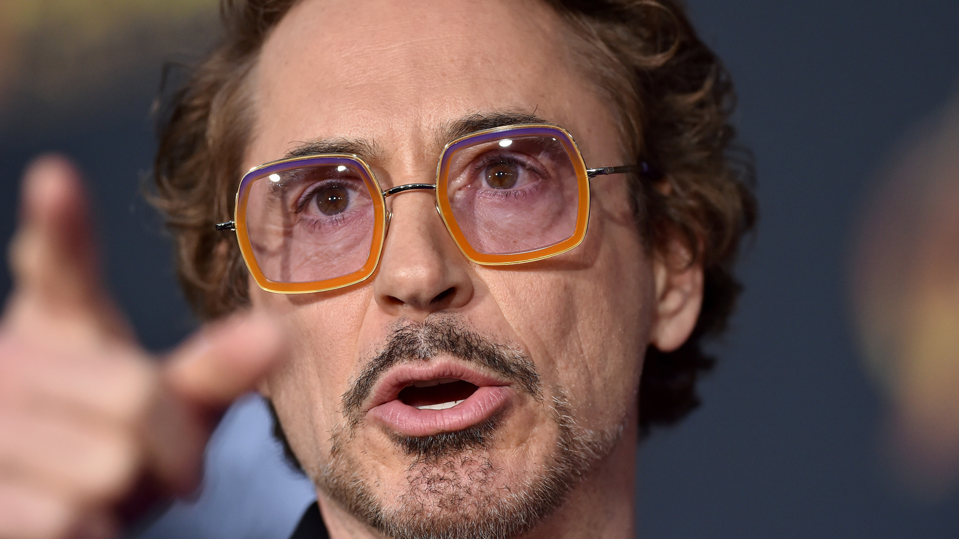 Актер Роберт Дауни-младший в очках крупным планом