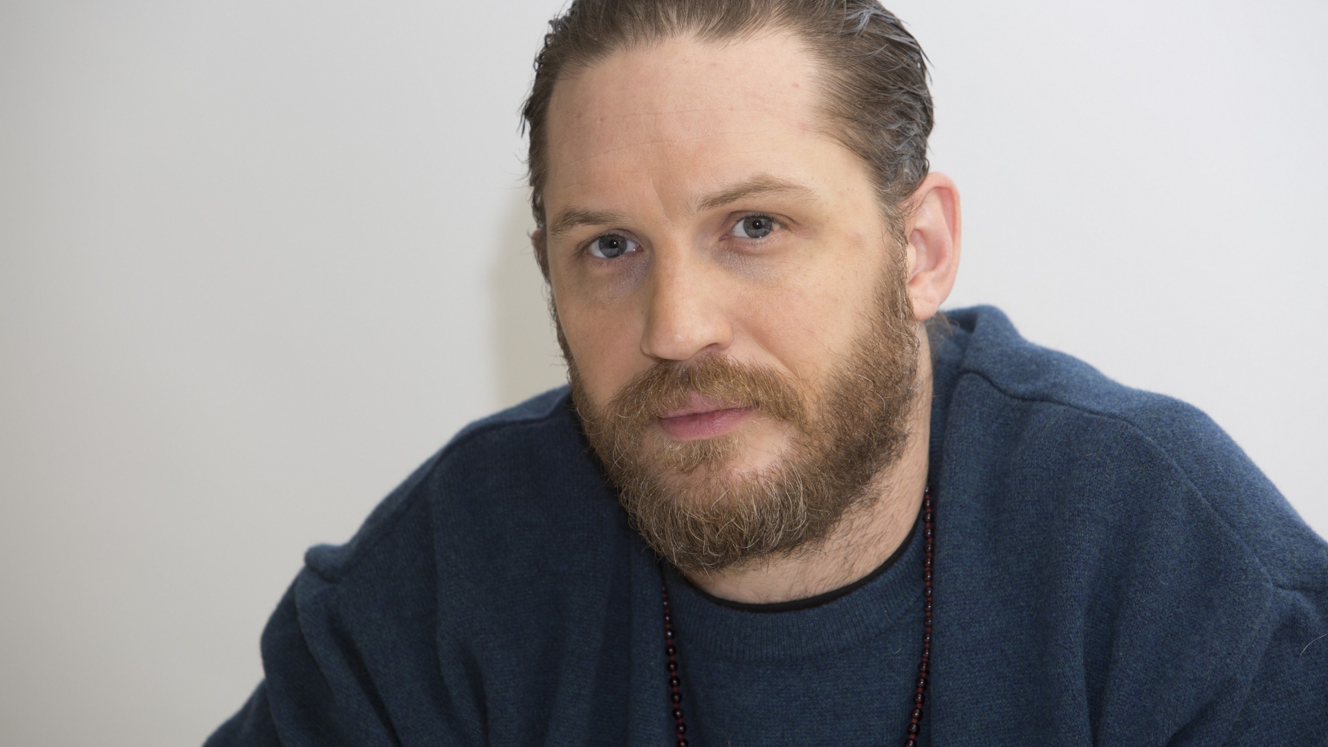 Актер Том Харди с бородой на лице