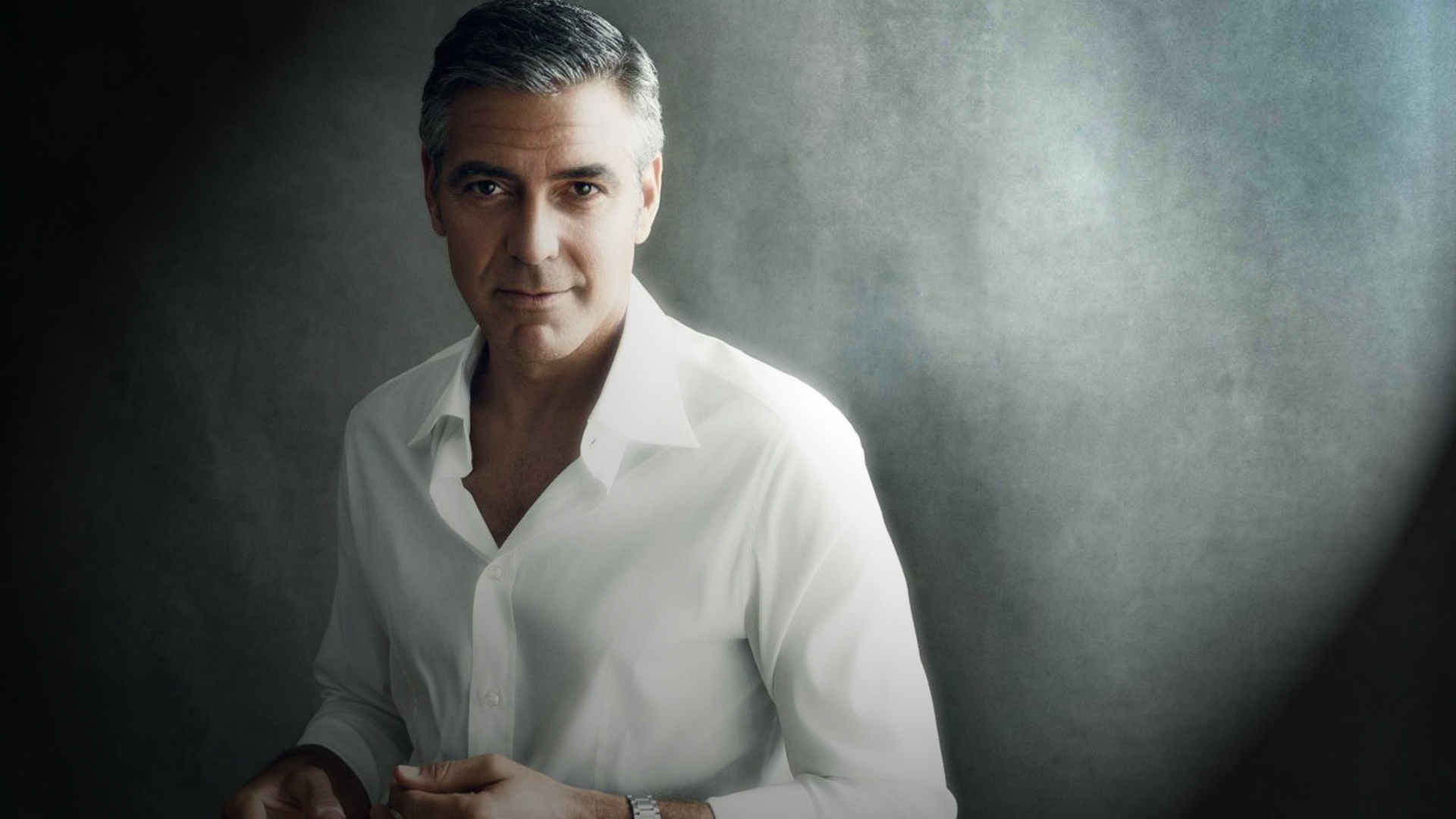 Красивый мужчина, актер Джордж Клуни в белой рубашке 