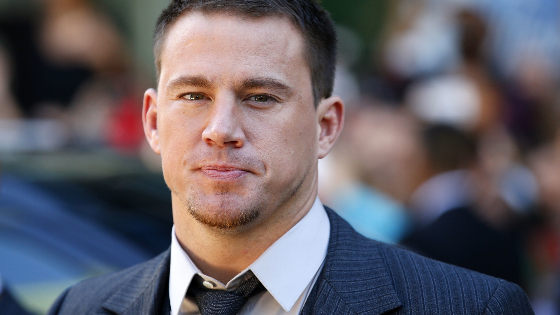 Популярный актер Ченнинг Татум в костюме крупным планом