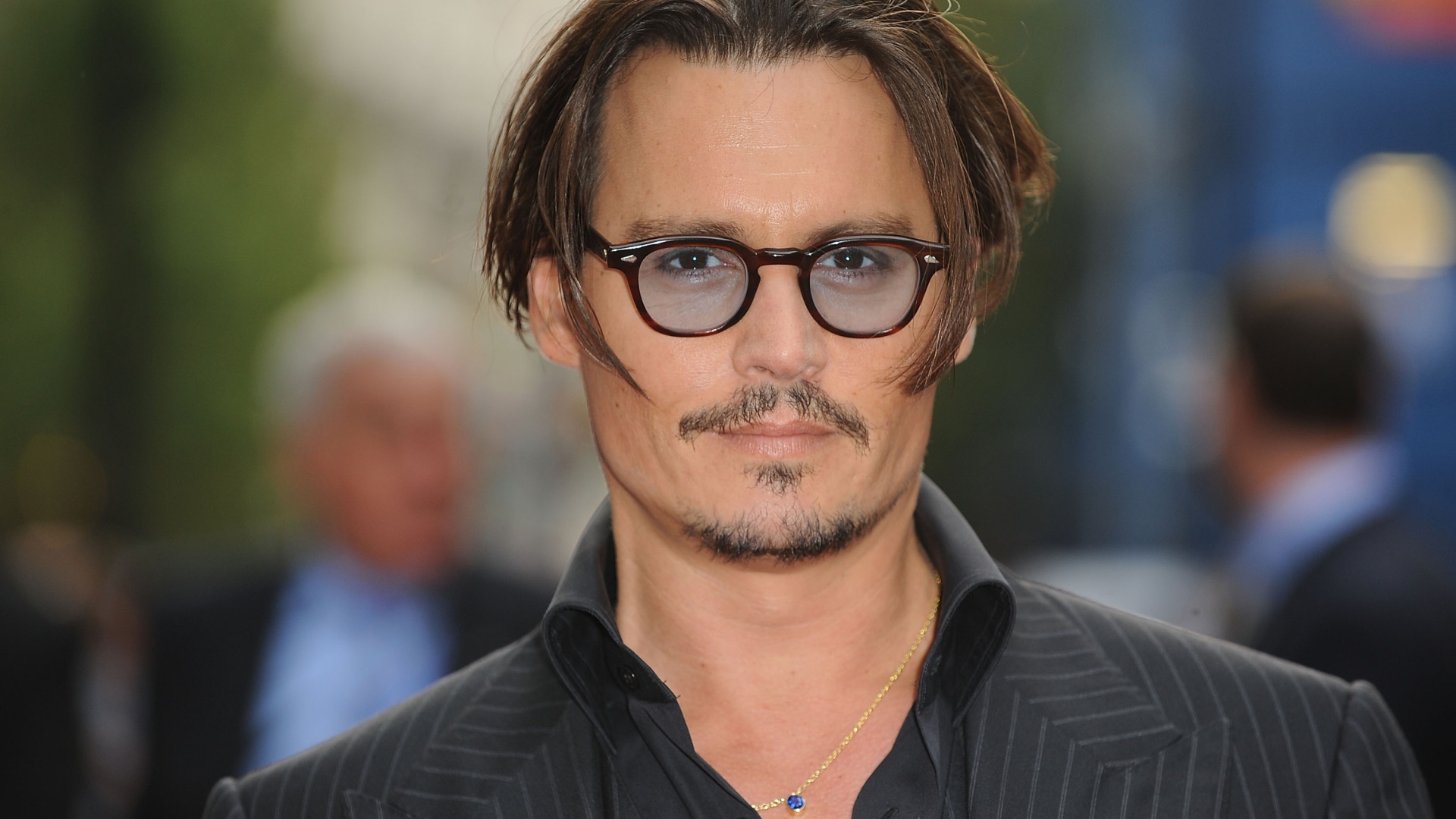 Популярный актер Джонни Депп в очках и пиджаке