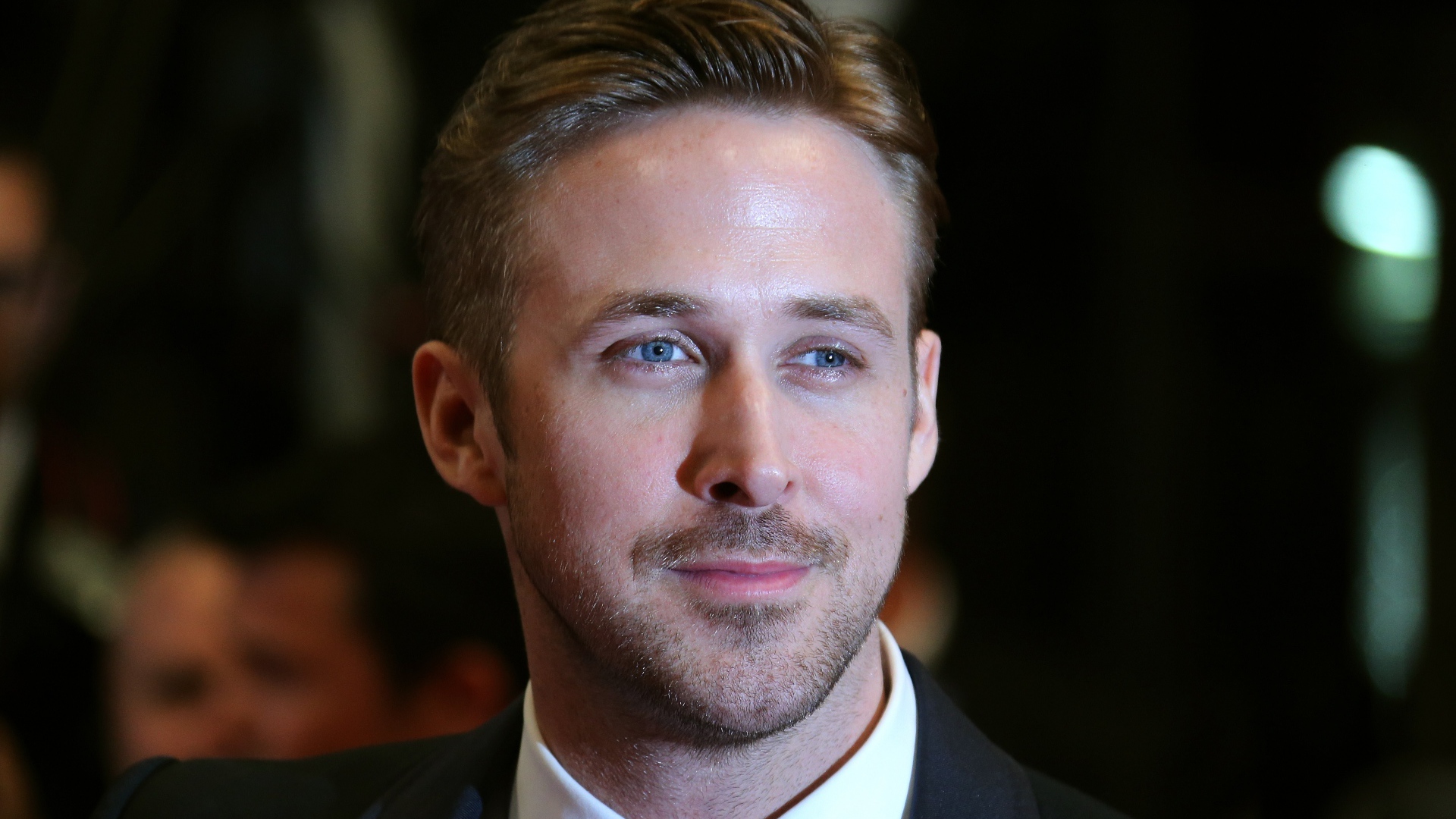 Стильный  мужчина, популярный актер Райан Гослинг в костюме