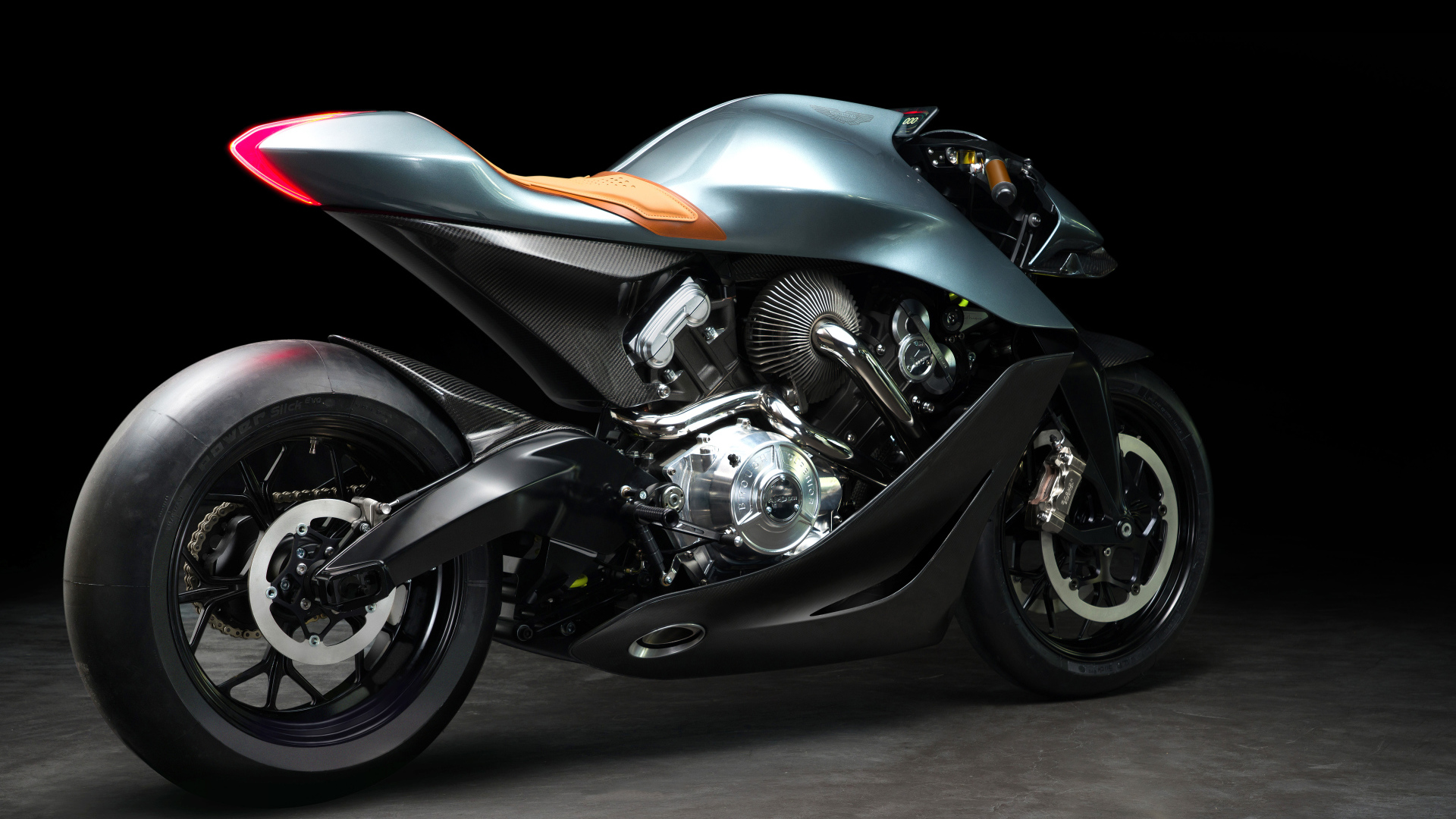 Серый мотоцикл Aston Martin Brough Superior AMB-001 EICMA 2019 года на черном фоне