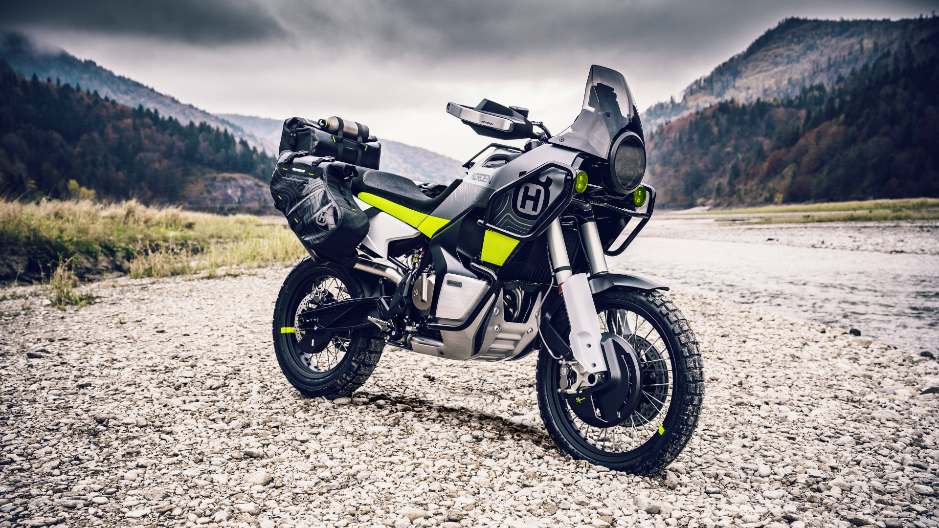 Мотоцикл Husqvarna Norden 901 на фоне гор 