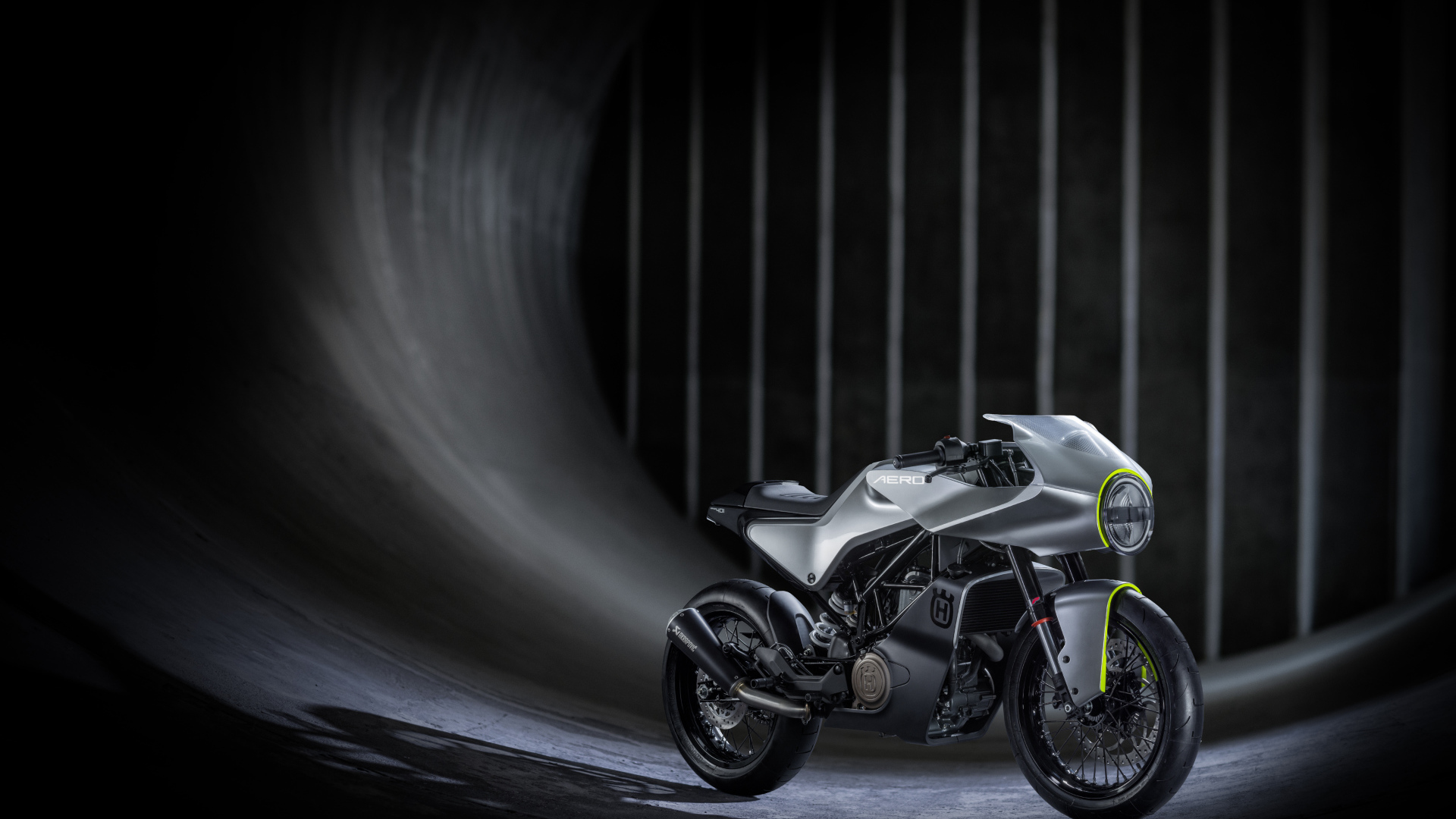 Серебристый мотоцикл Husqvarna Vitpilen 401 