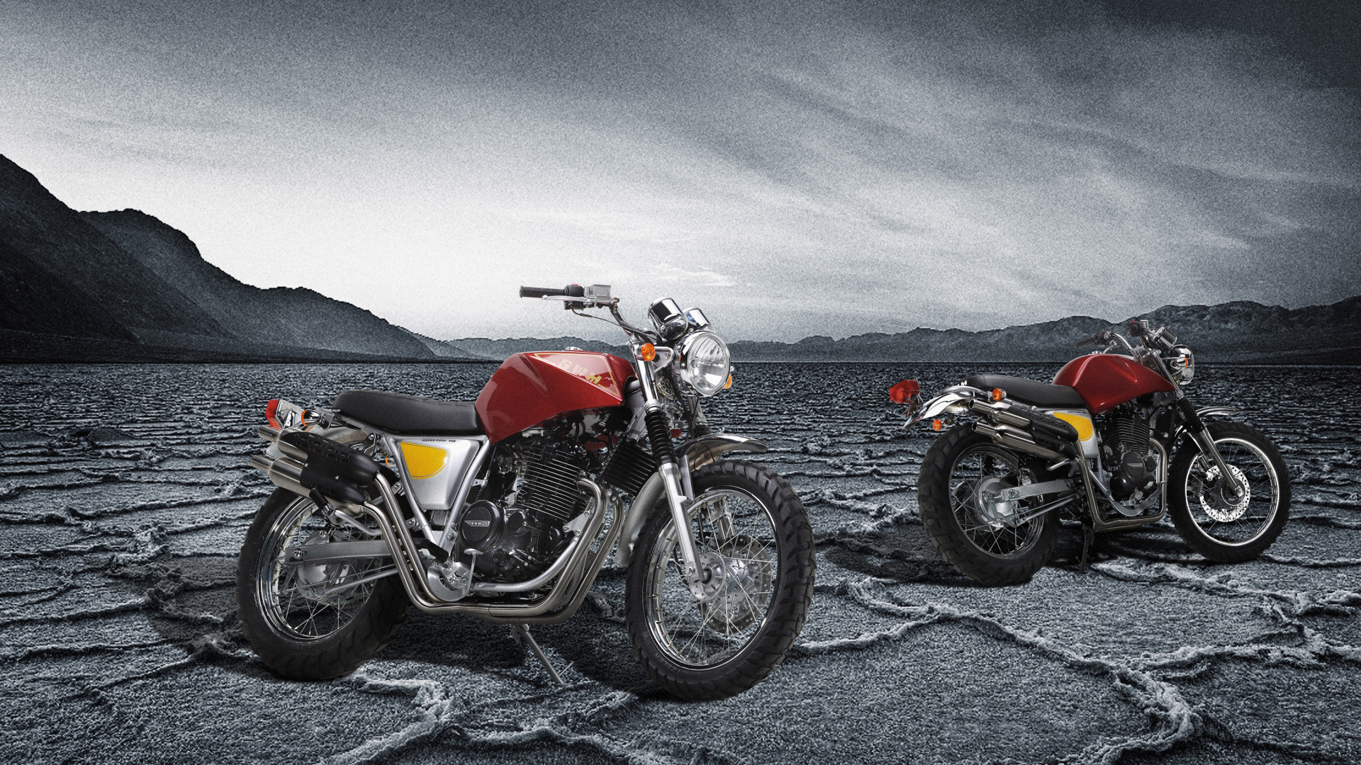 Два мотоцикла SWM Silver Vase 440 под грозовым небом 
