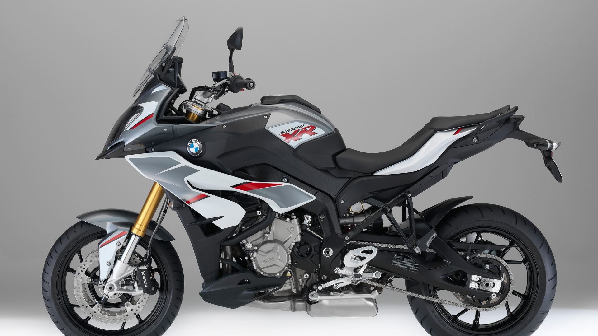 Гоночный мотоцикл BMW S1000 на сером фоне