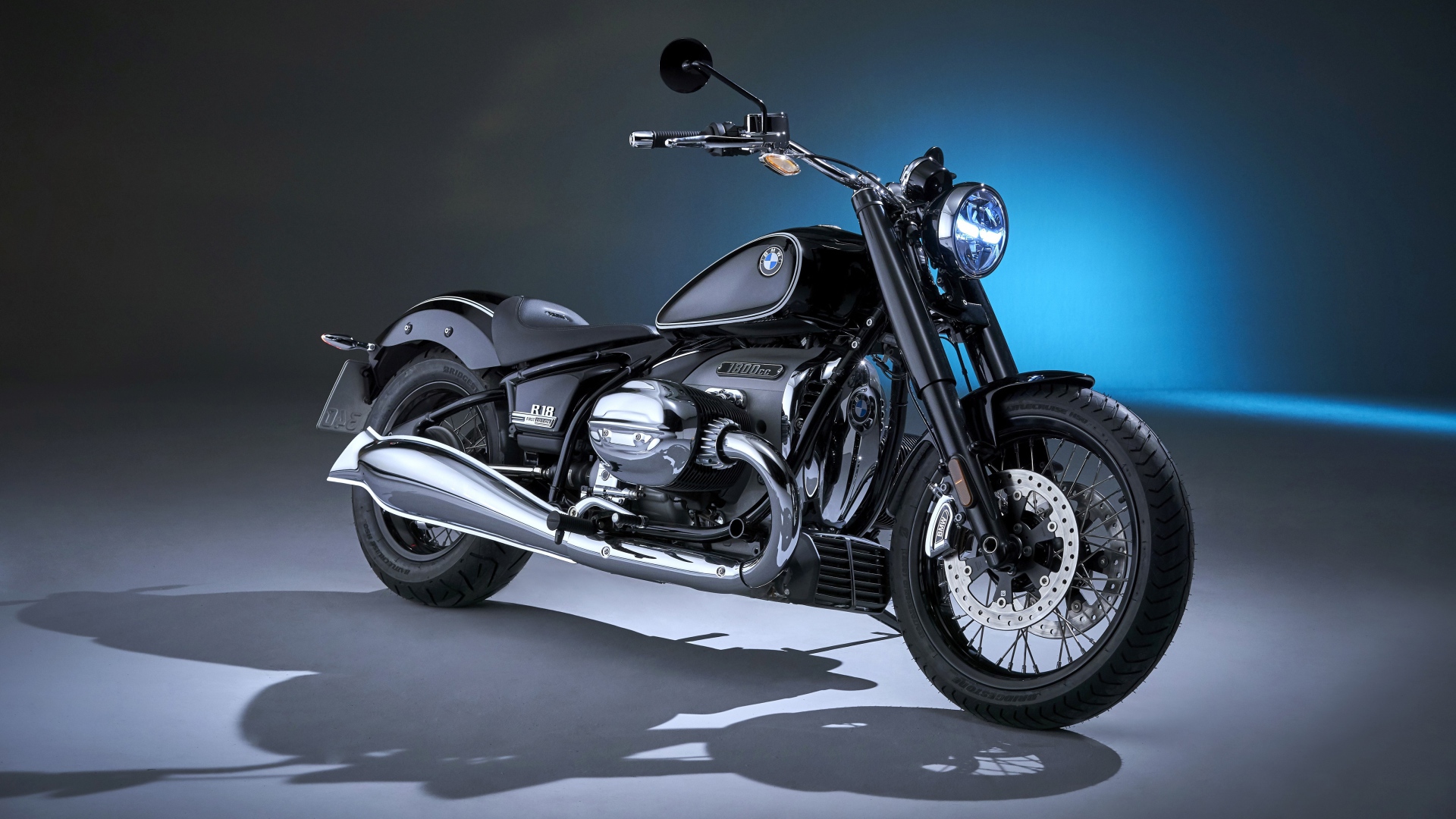 Большой мотоцикл BMW R18 First Edition 2020 года на сером фоне
