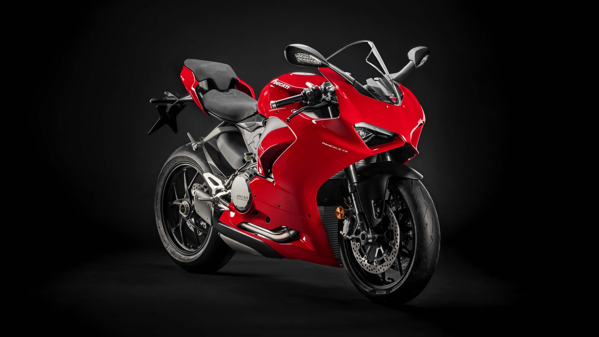 Красный мотоцикл Ducati Panigale V2 2020 года на черном фоне
