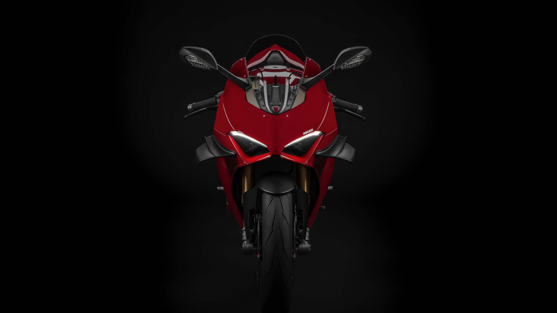 Красный мотоцикл Ducati Panigale V4 S 2020 года на черном фоне