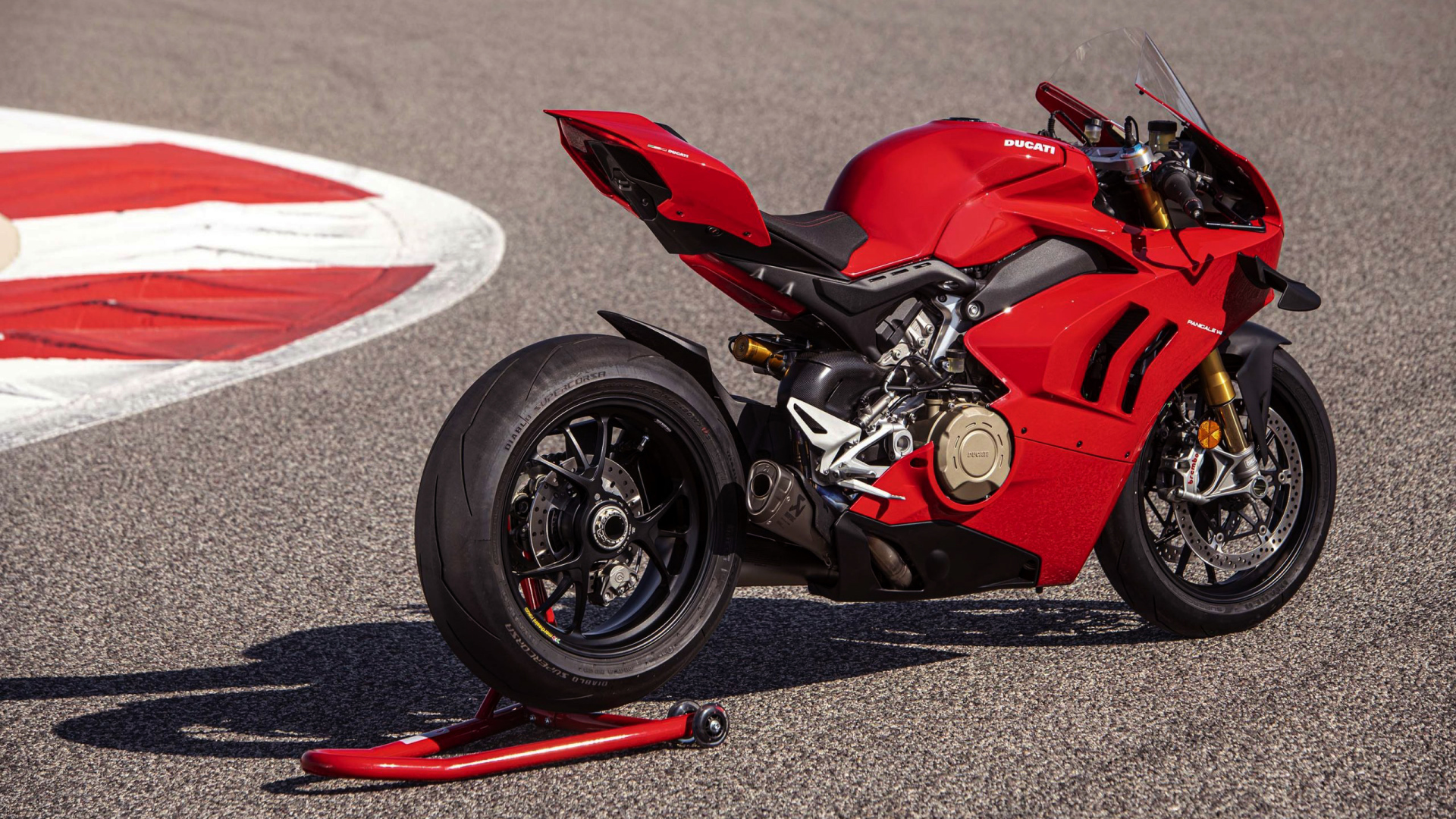 Красный мотоцикл Ducati Panigale V4 S  2020 года на асфальте 