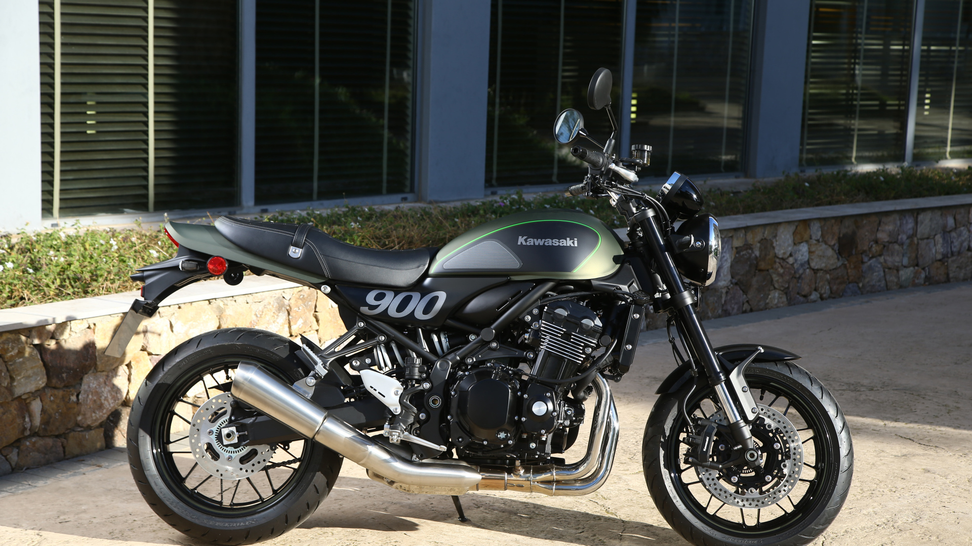Мотоцикл Kawasaki  Z900 Worldwide у здания 