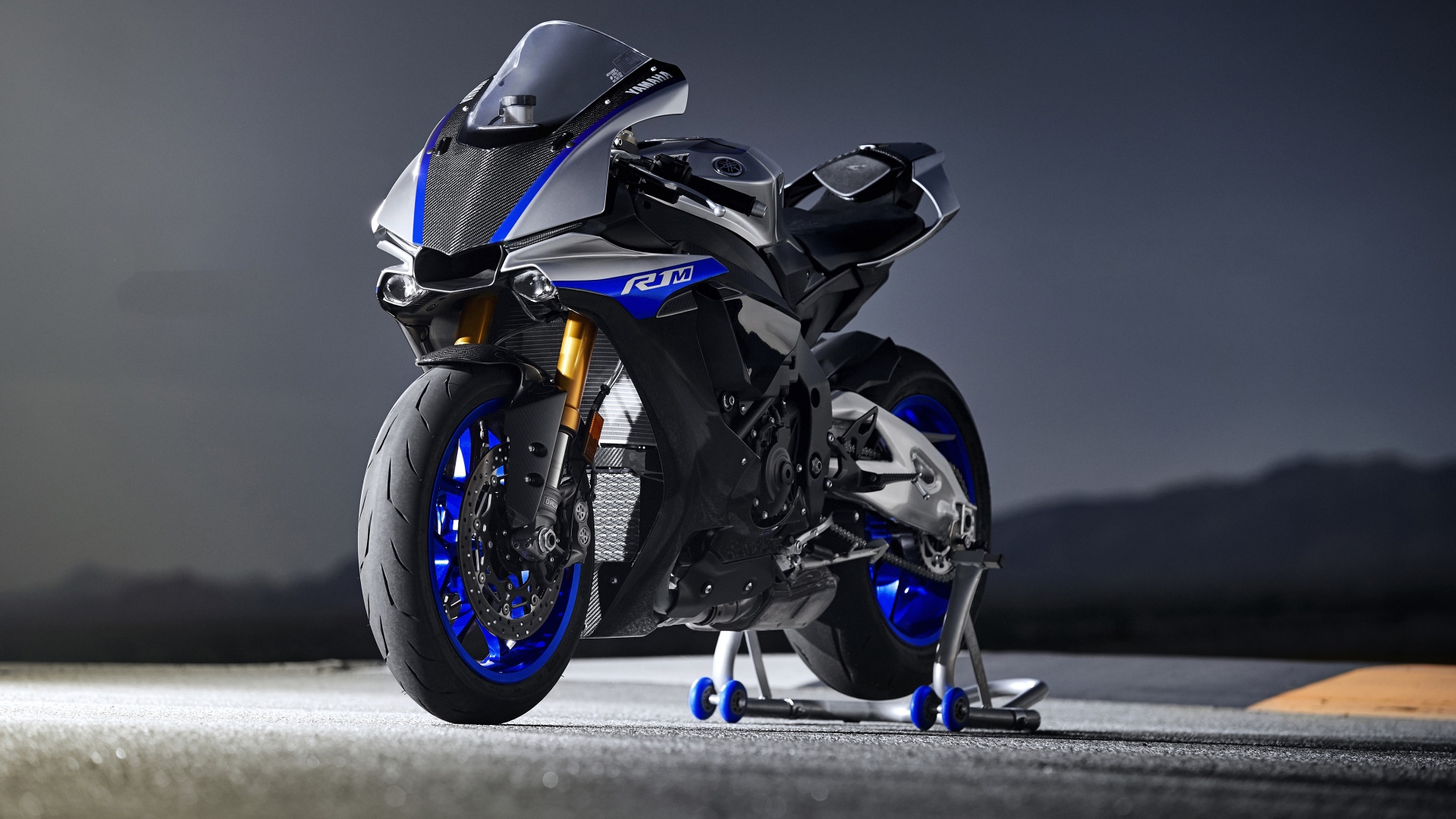 Мотоцикл Yamaha R1 на трассе 