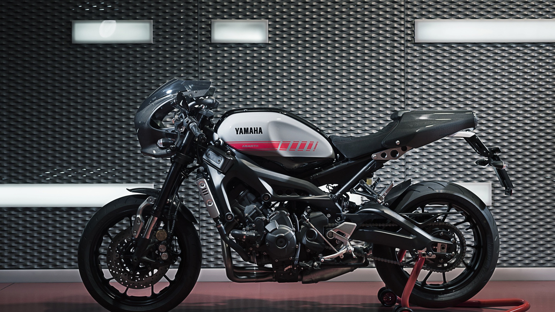 Мотоцикл Yamaha Tuning XSR90 вид сбоку