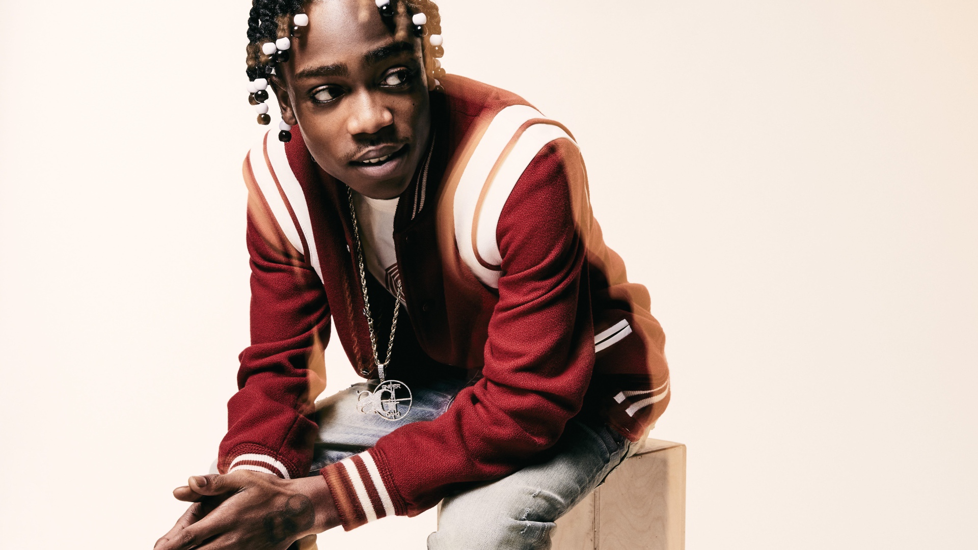 Американский рэпер  22Gz на белом фоне