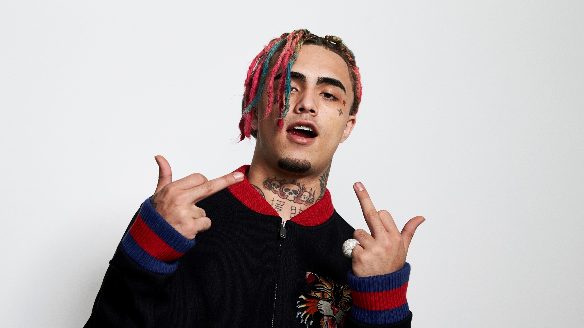Американский рэпер Lil Pump на сером фоне