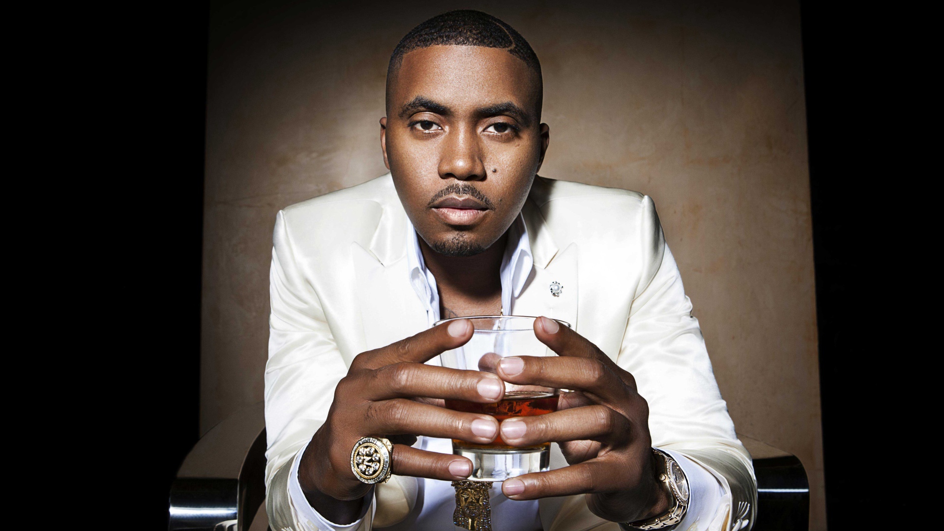 Американский рэпер Нас с стаканом в руках