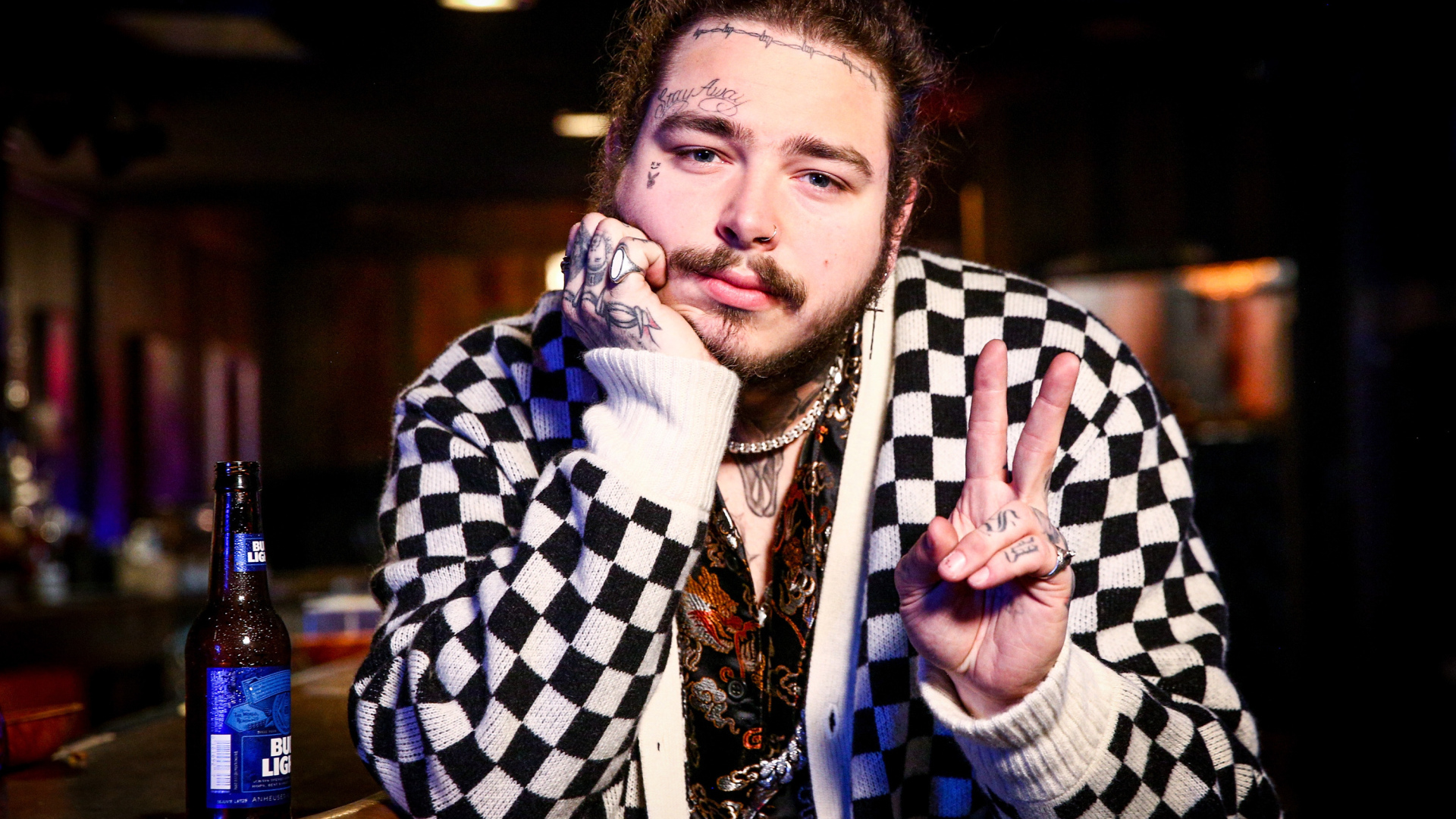 Американский певец, рэпер Post Malone с татуировками на теле