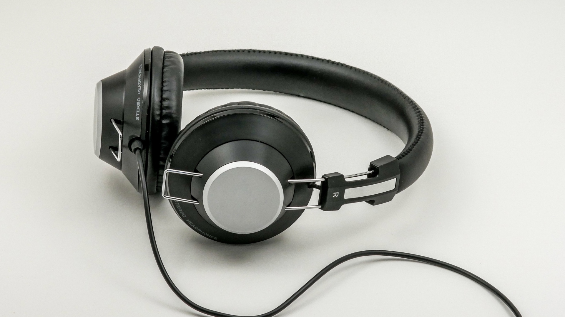 Большие черные наушники на сером фоне