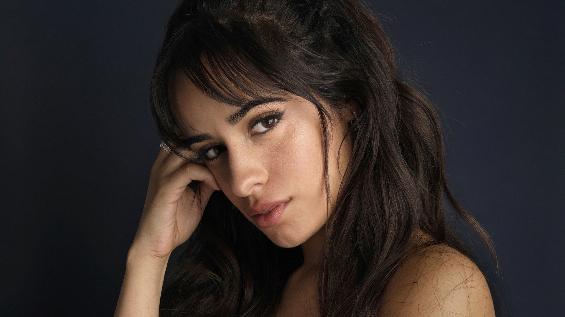 Кареглазая длинноволосая девушка, певица Камила Кабельо