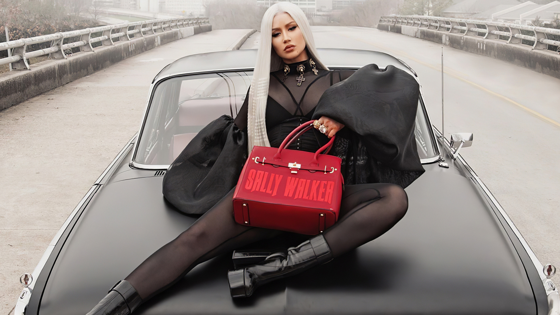 Хип хоп исполнительница Игги Азалия лежит на машине